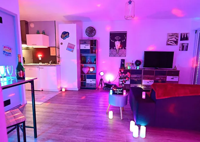 Hôtel accueillant les animaux: Luxe Sauna Privatif et Grand bain Jacuzzi à deux à Biscarosse Plage pour Nuit Romantique avec décoration LED et Bougies